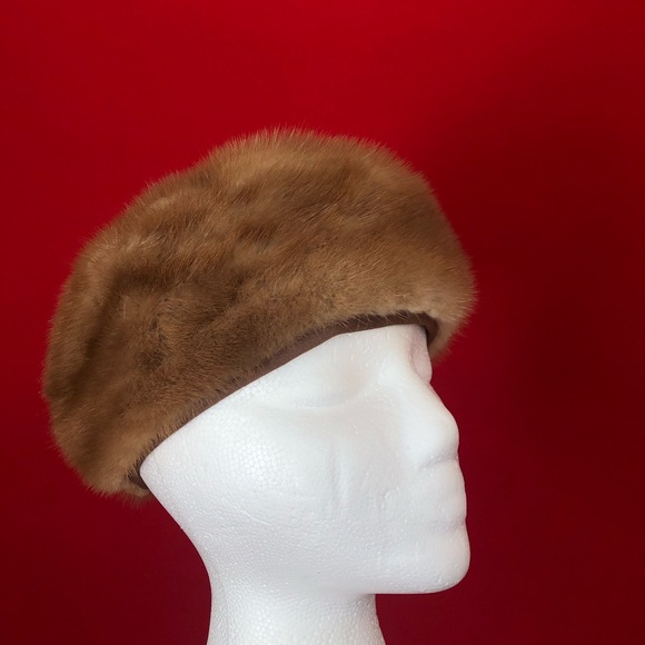 Fur hat with paw - Picture 2 of 4